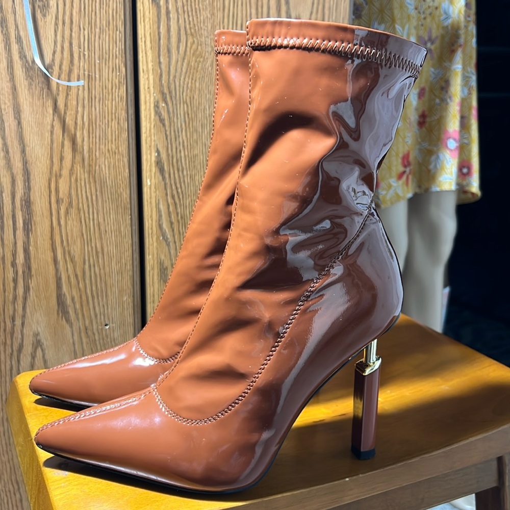 AZAlEA pointed Toe boots size8.5 Russ color co